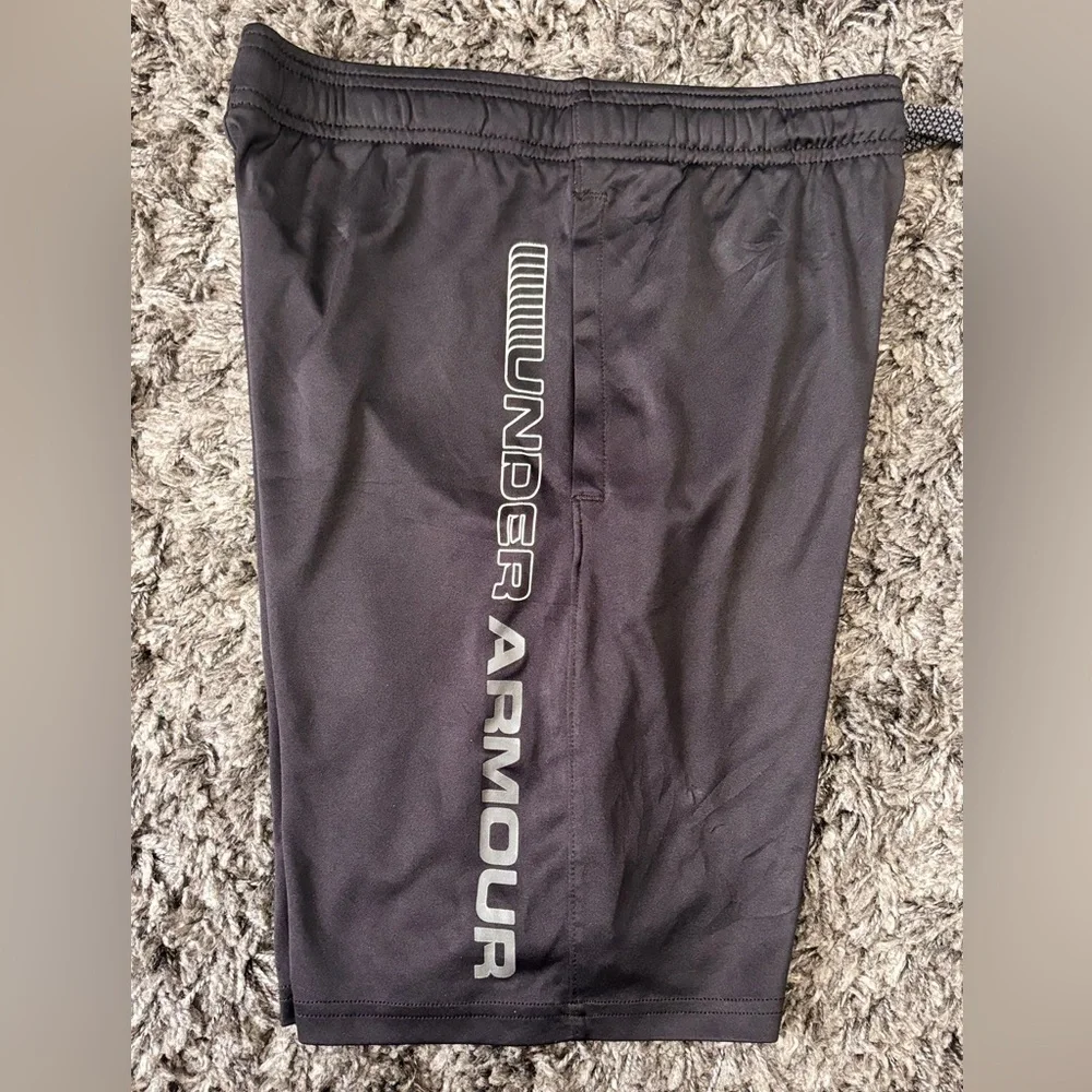 Under Armour Shorts with pockets Youth size Medium - Picture 6 of 7